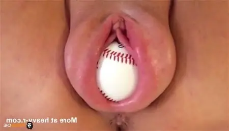 Бейсбольний м'яч у кицьці
