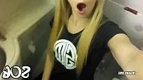 Блондинка мастурбує в туалеті літака