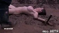 Розп'ягла оголена дівчина в грязі і дайте воді
