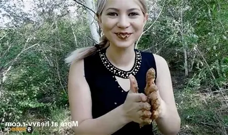 Російська дівчина їсть своє лайно в лісі