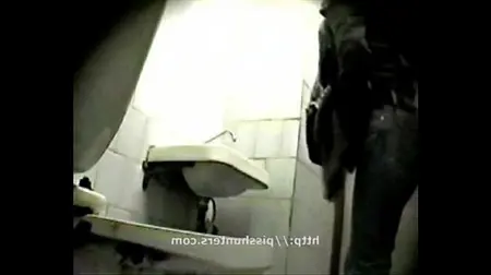 Прихована камера в жіночому туалеті